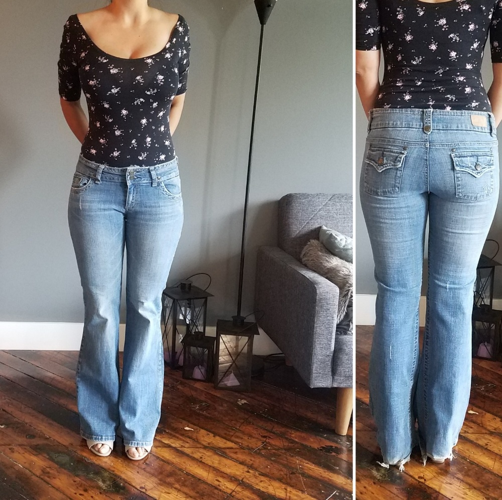 Jeans with cute buttoned back pockets